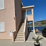 Direkt Am Meer-apartments Puntaplanka 아파트 *